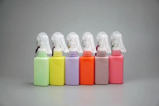 Bildschirmdruck 100 ml PET-Flasche mit auslösendem Sprühgerät in quadratischer Form mit tragbarem Mentalhook